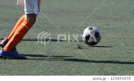 ドリブルするサッカー選手 ドリブルするサッカー選手 125843070