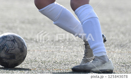 ドリブルするサッカー選手 125843078