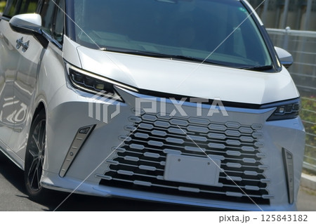 白い高級ミニバン　イメージ 125843182