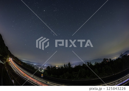 秋の星景　昇るオリオン座と高速道殿光跡 125843226