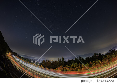 秋の星景 昇るオリオン座と高速道殿光跡 秋の星景 昇るオリオン座と高速道殿光跡 125843228