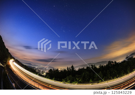 朝焼け空に昇るオリオン座と高速道路の光跡 125843229