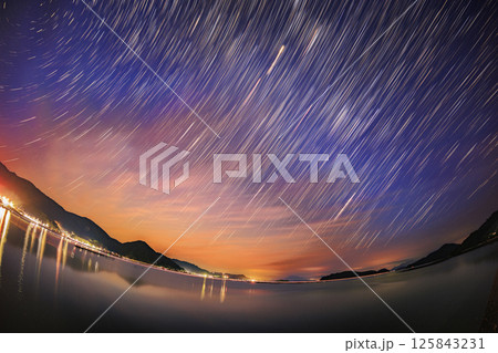 瀬戸内の冬の星景　朝焼け空と星の軌跡 125843231