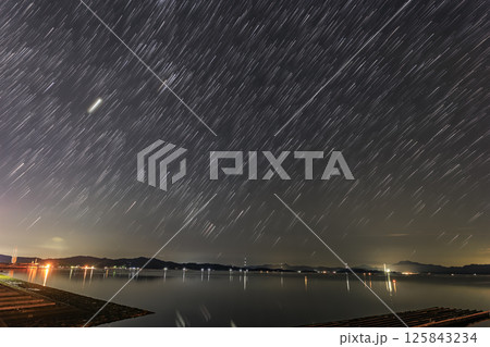 瀬戸内の秋の星景　東の空の星の軌跡 125843234