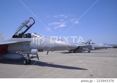 山口県岩国基地のF/A-18戦闘機 125843376