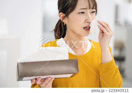 花粉症に悩む女性 花粉症に悩む女性 125843511