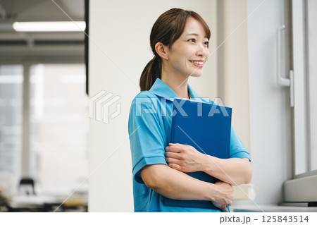 水色のポロシャツを着た女性のポートレート 水色のポロシャツを着た女性のポートレート 125843514