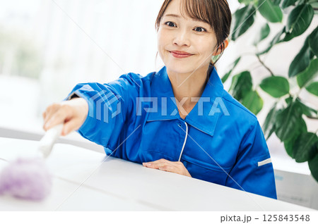 オフィスで清掃の仕事をするミドル女性 オフィスで清掃の仕事をするミドル女性 125843548