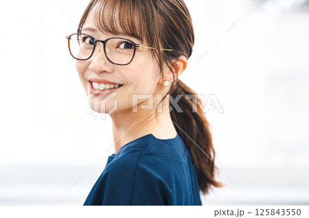 メガネをかけた40代のキャリアウーマンのポートレート 125843550