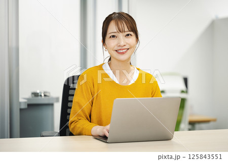 オフィスで働くミドル世代のキャリアウーマン オフィスで働くミドル世代のキャリアウーマン 125843551