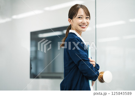 医療関係の仕事をするミドル世代の女性 125843589