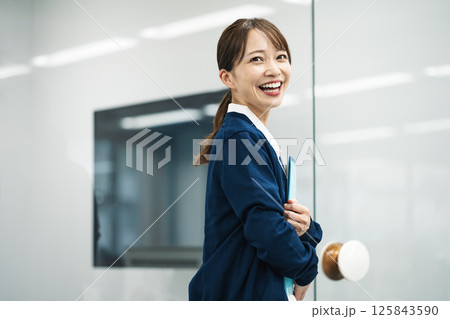 医療関係の仕事をするミドル世代の女性 125843590