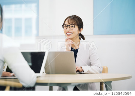 会議室で打合せをする40代の綺麗なキャリアウーマン 125843594