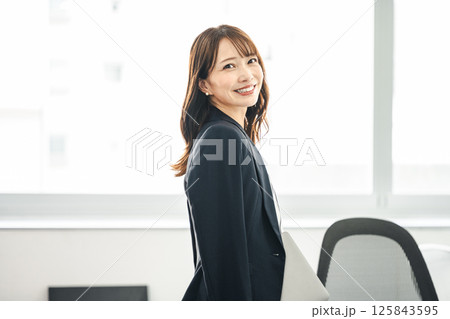 オフィスで働く40代の綺麗なミドル女性 125843595