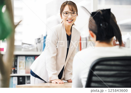 オフィスで話すキャリアウーマン 125843600