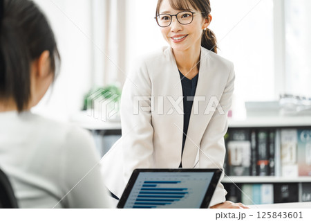 オフィスでミーティングをするキャリアウーマン 125843601