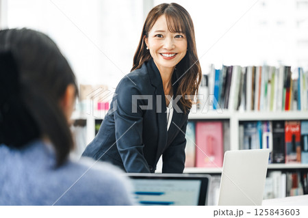 オフィスでミーティングをする40代の綺麗なミドル女性 125843603