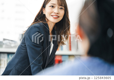 オフィスでミーティングをする40代の綺麗なミドル女性 125843605