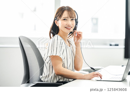 コールセンターで働くミドル女性のポートレート 125843608