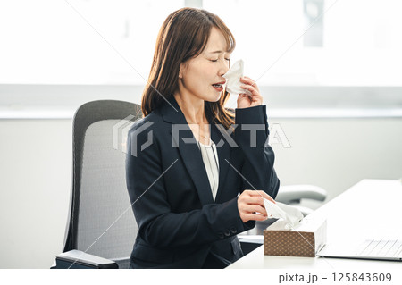 咳と鼻水で悩む女性 125843609
