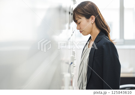 オフィスで悩むキャリアウーマン オフィスで悩むキャリアウーマン 125843610
