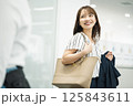 会社に出勤するミドル世代の女性 125843611
