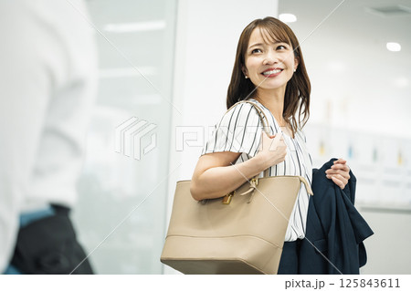 会社に出勤するミドル世代の女性 125843611