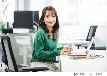 オフィスで働くミドル世代のキャリアウーマン 125843648