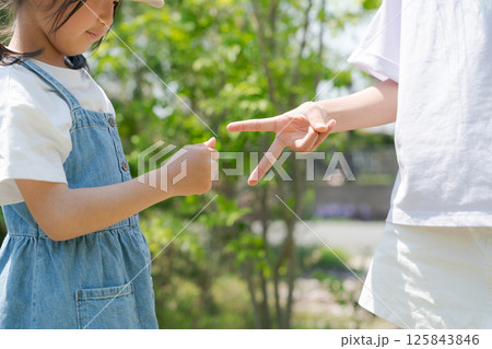 じゃんけんをする女の子 125843846
