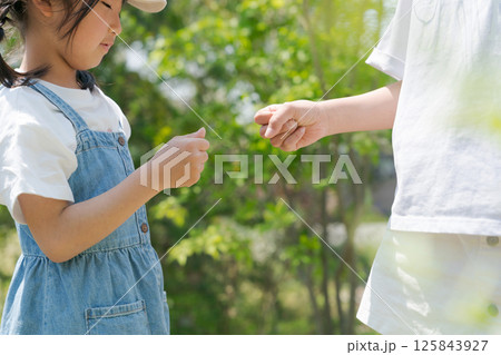 じゃんけんをする女の子 125843927