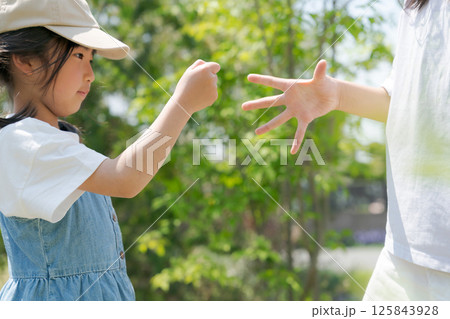 じゃんけんをする女の子 125843928