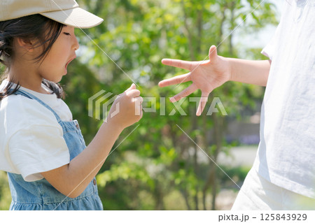 じゃんけんをする女の子 じゃんけんをする女の子 125843929