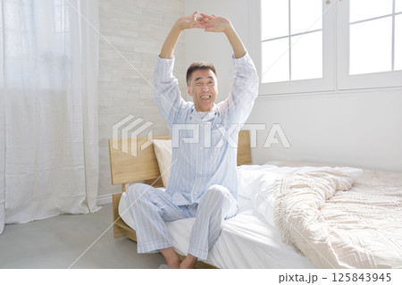 中年の男性 伸び 起床 中年の男性 伸び 起床 125843945