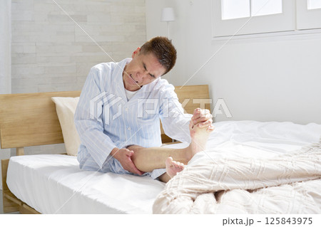 足がつる中年の男性 125843975
