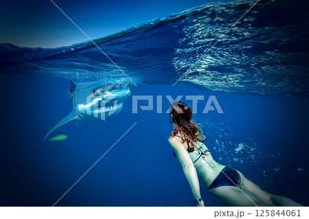 女性スイマーと人喰い鮫 125844061