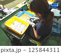 自動車部品製造工場の目視品質検査01 125844311
