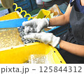 自動車部品製造工場の目視品質検査02 125844312