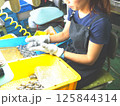 自動車部品製造工場の目視品質検査04 125844314