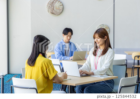 コワーキングスペースで仕事をする女性 125844532