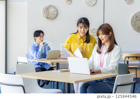 ノートパソコンを使うビジネスパーソン 125844546