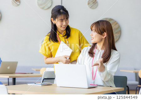 ノートパソコンを使うビジネスパーソン 125844549