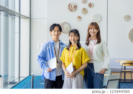 談笑するビジネスイメージ　男女 125844560