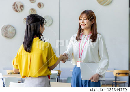 握手 オフィス 握手 オフィス 125844570