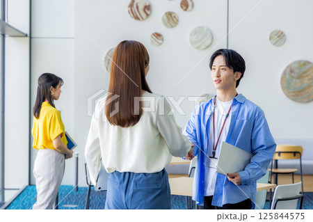 握手 オフィス 握手 オフィス 125844575