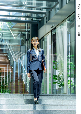 おしゃれなオフィスを歩く女性 おしゃれなオフィスを歩く女性 125844623