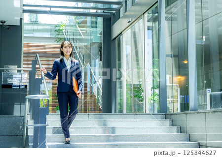 おしゃれなオフィスを歩く女性 125844627