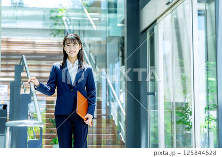 おしゃれなオフィスを歩く女性 125844628