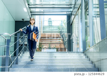 おしゃれなオフィスを歩く女性 125844629