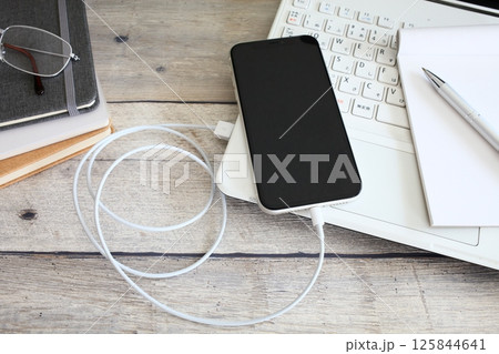 スマホとパソコン　データ移行　同期　転送　ビジネスシーン 125844641