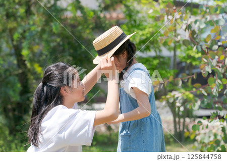 妹に帽子をかぶせるお姉ちゃん 妹に帽子をかぶせるお姉ちゃん 125844758